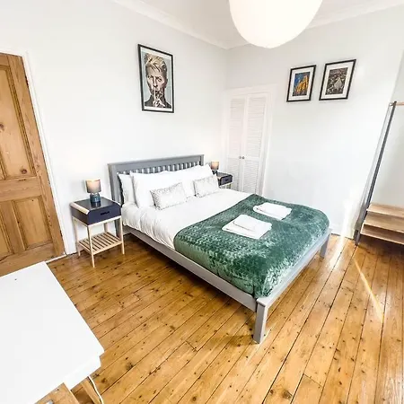 Fully Equipped 2 Bed Flat In Bradford - Sleeps 4