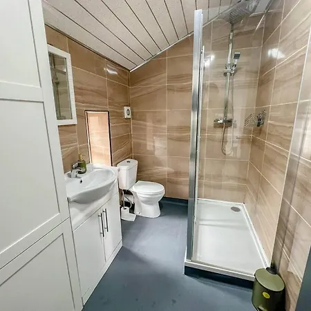 Fully Equipped 2 Bed Flat In Bradford - Sleeps 4 *