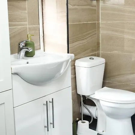 Fully Equipped 2 Bed Flat In Bradford - Sleeps 4 *
