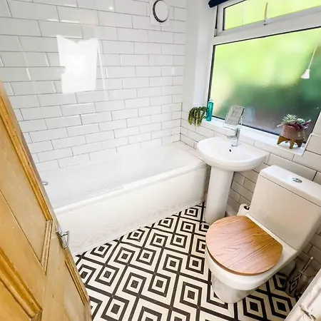 Fully Equipped 2 Bed Flat In Bradford - Sleeps 4 * Bradford (West Yorkshire)