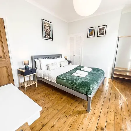 Fully Equipped 2 Bed Flat In Bradford - Sleeps 4 Apartment Bradford (West Yorkshire)